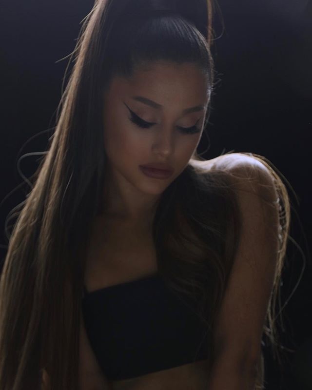 Ariana Grande pede que fãs levem mochilas transparentes aos shows