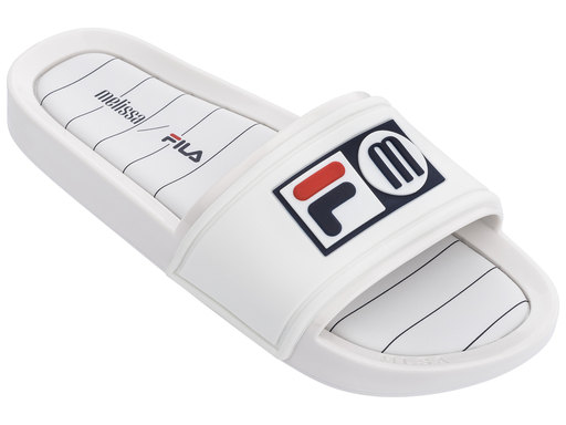 Chinelo slide branco Melissa / FILA (R$ 150*).