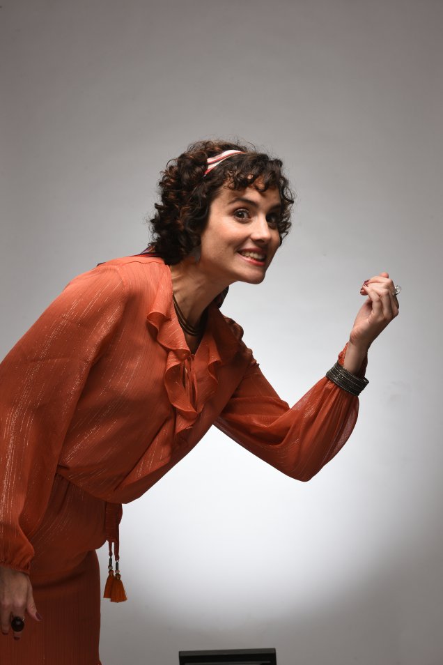 Cintia vive com a tia Helena (Elisa Pinheiro), que é praticamente uma fada madrinha para ela. Cintia vive com a tia Helena (Elisa Pinheiro), que é praticamente uma fada madrinha para ela.