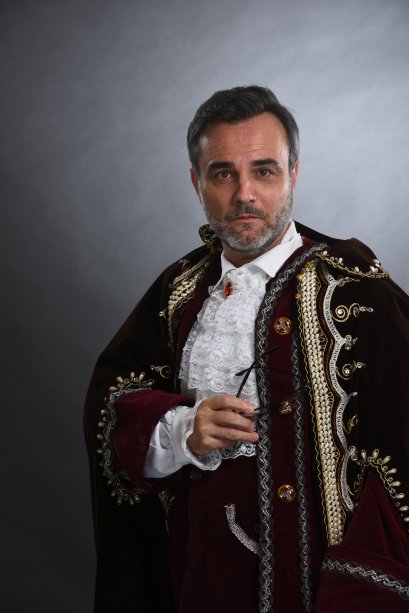 Já Cesar (Marcelo Vale), o pai da DJ, é bem rígido e, após se separar de Ana, se casou com Patrícia. Já Cesar (Marcelo Vale), o pai da DJ, é bem rígido e, após se separar de Ana, se casou com Patrícia.