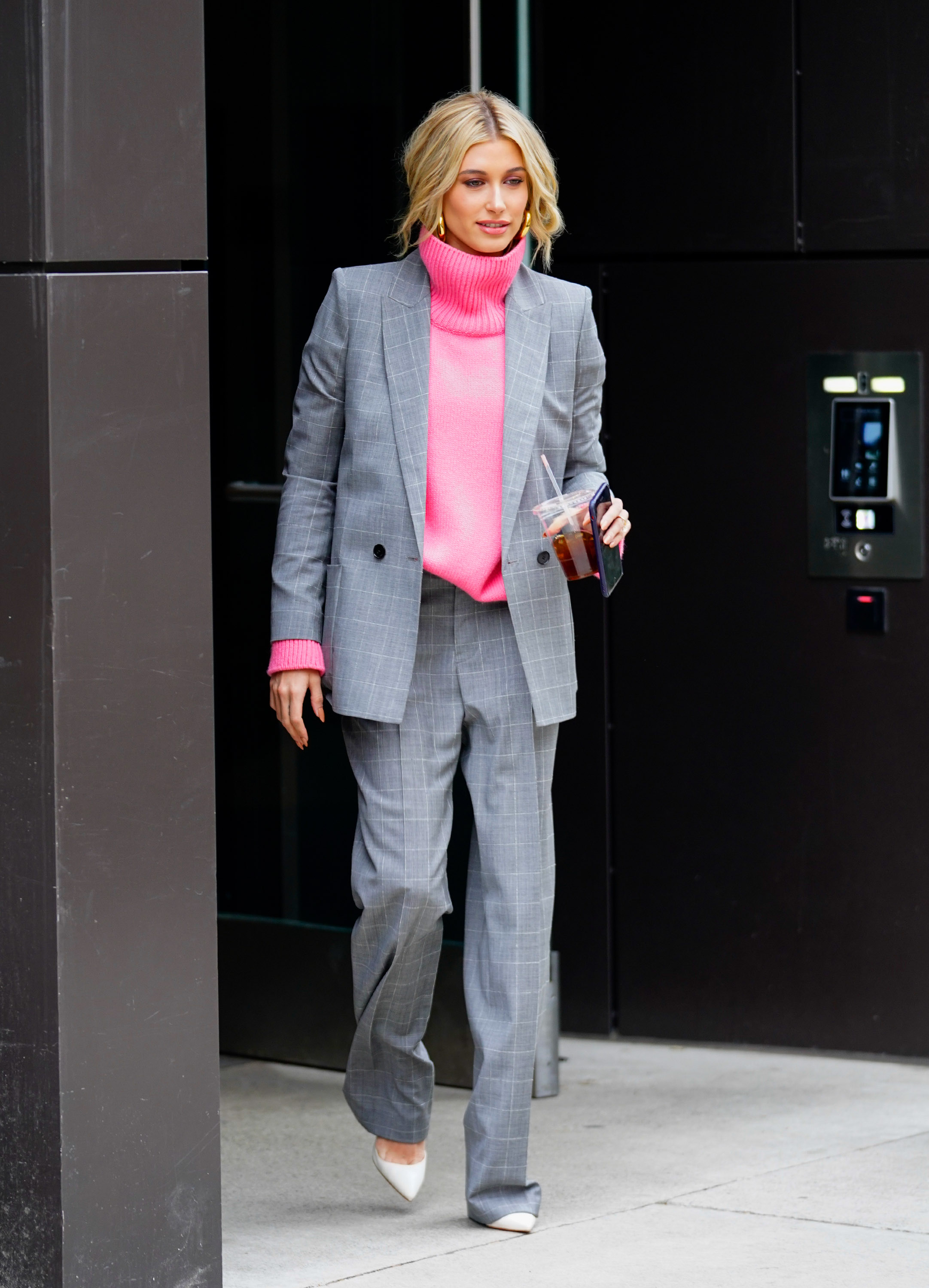 hailey-bieber-terninho-sueter-neon Hailey Bieber usando terninho e suéter néon