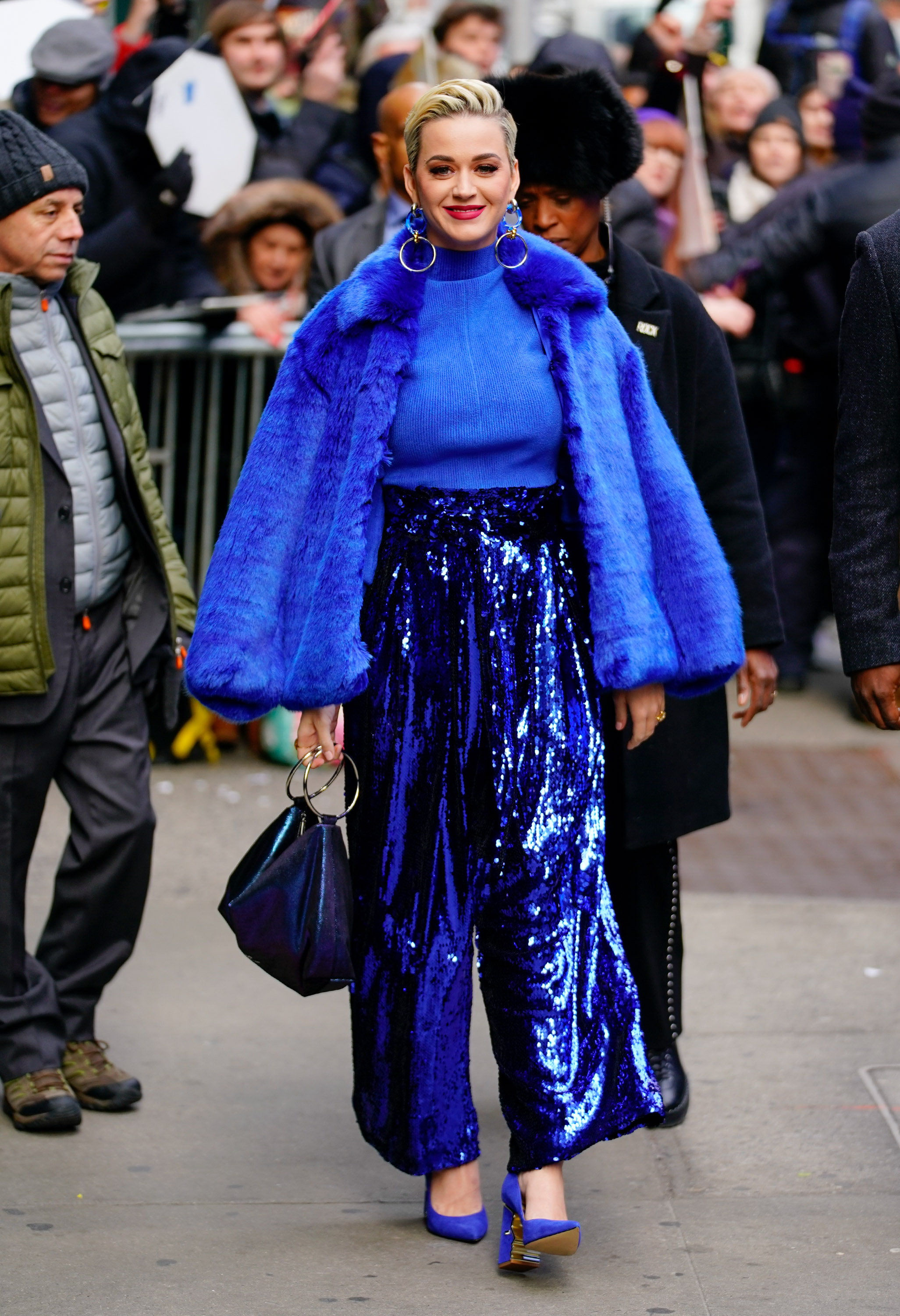 Celebrity Sightings In New York City – February 27, 2019 Katy Perry toda de azul e cheia de brilho.