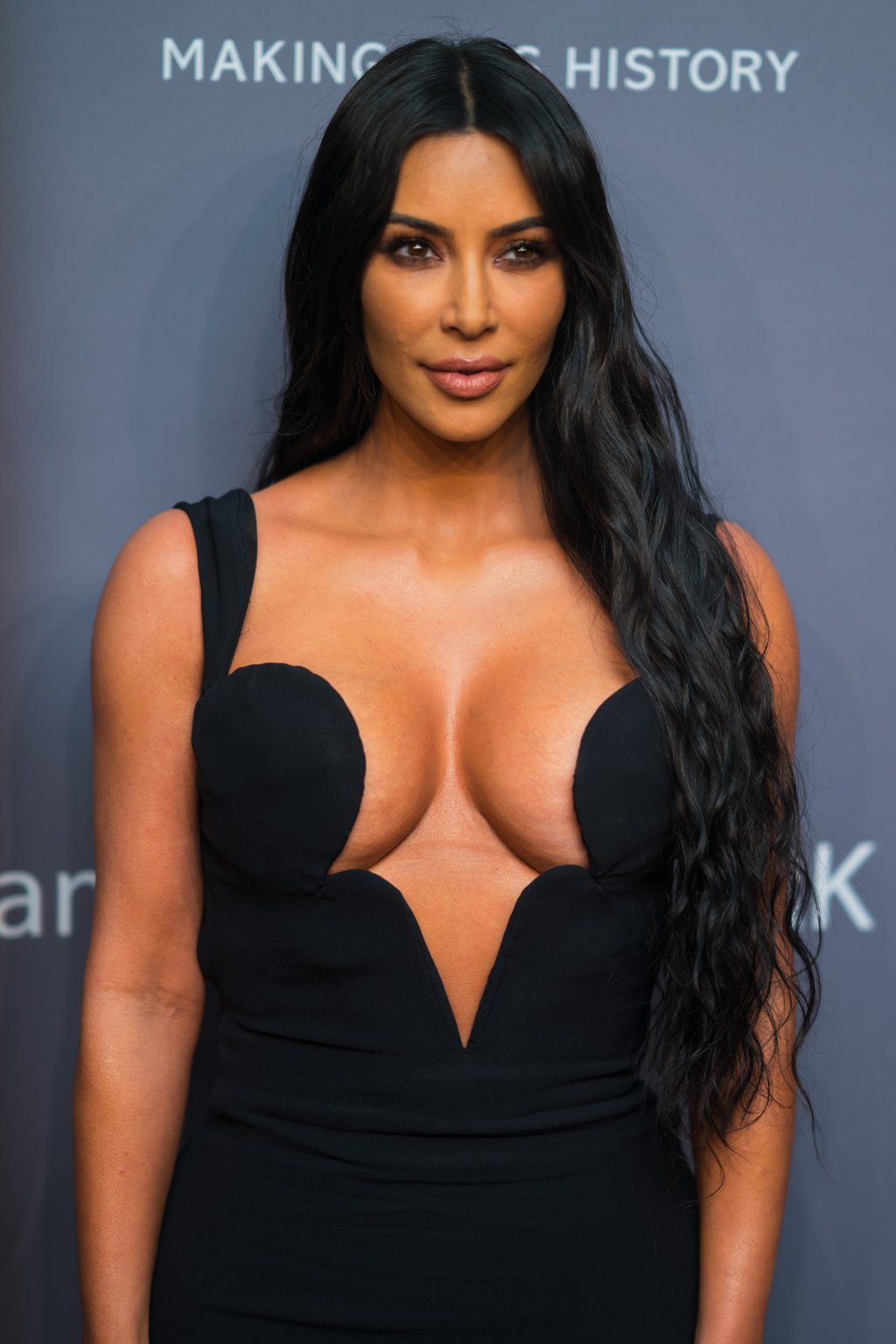 Este penteado da Kim Kardashian é praticamente uma escultura!