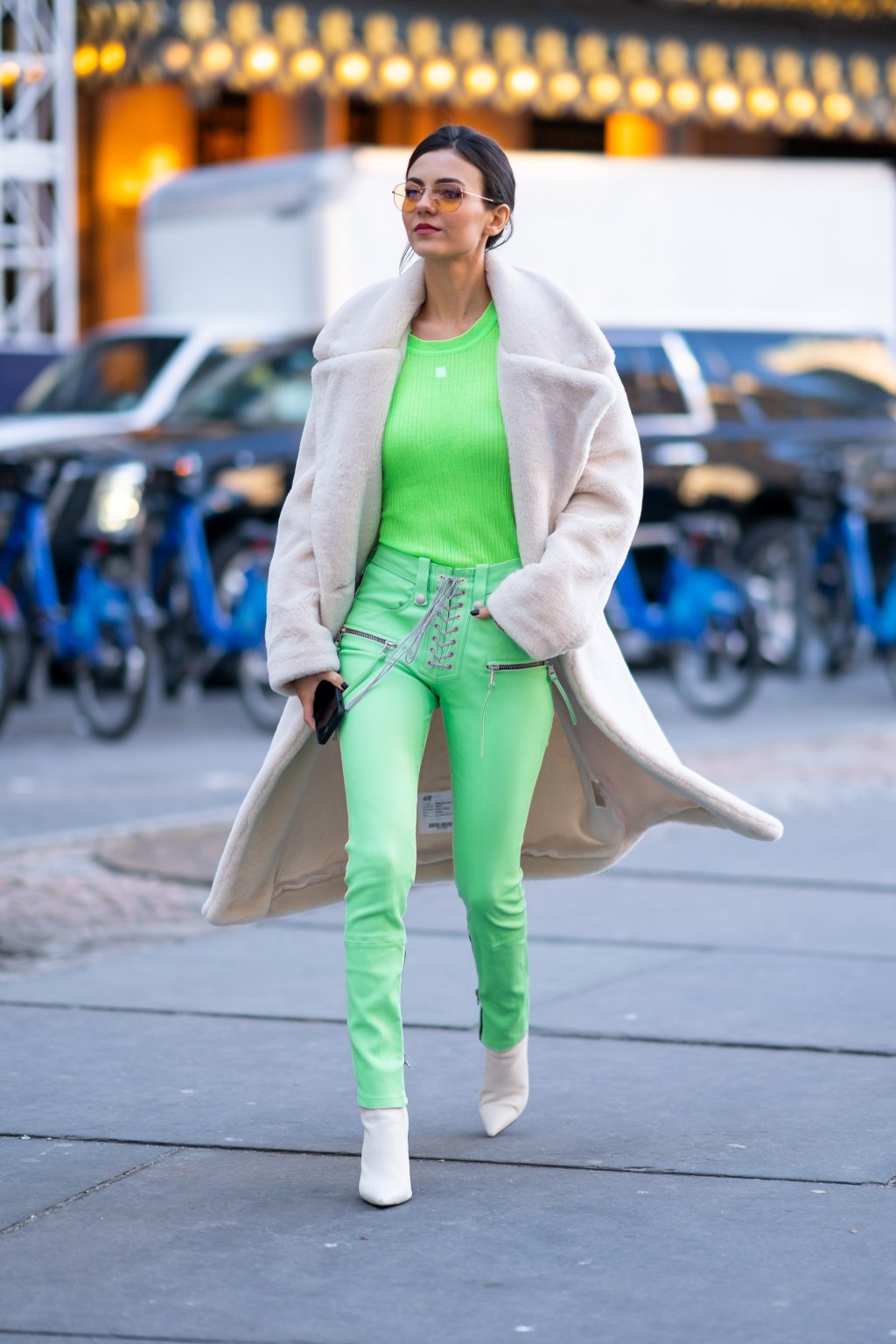 Look do Dia: Victoria Justice usa e abusa do verde néon – e fica linda!