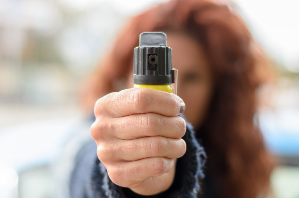 É com spray de pimenta e arma de choque que se luta contra o machismo?