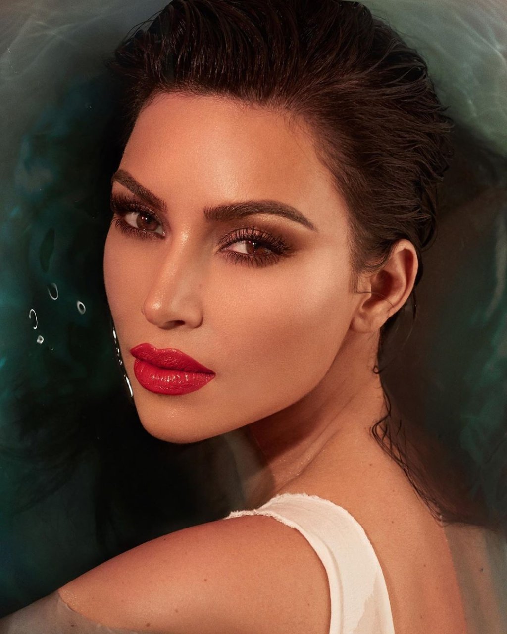 Garotas de diferentes tons de pele testaram o batom vermelho da KKW Beauty