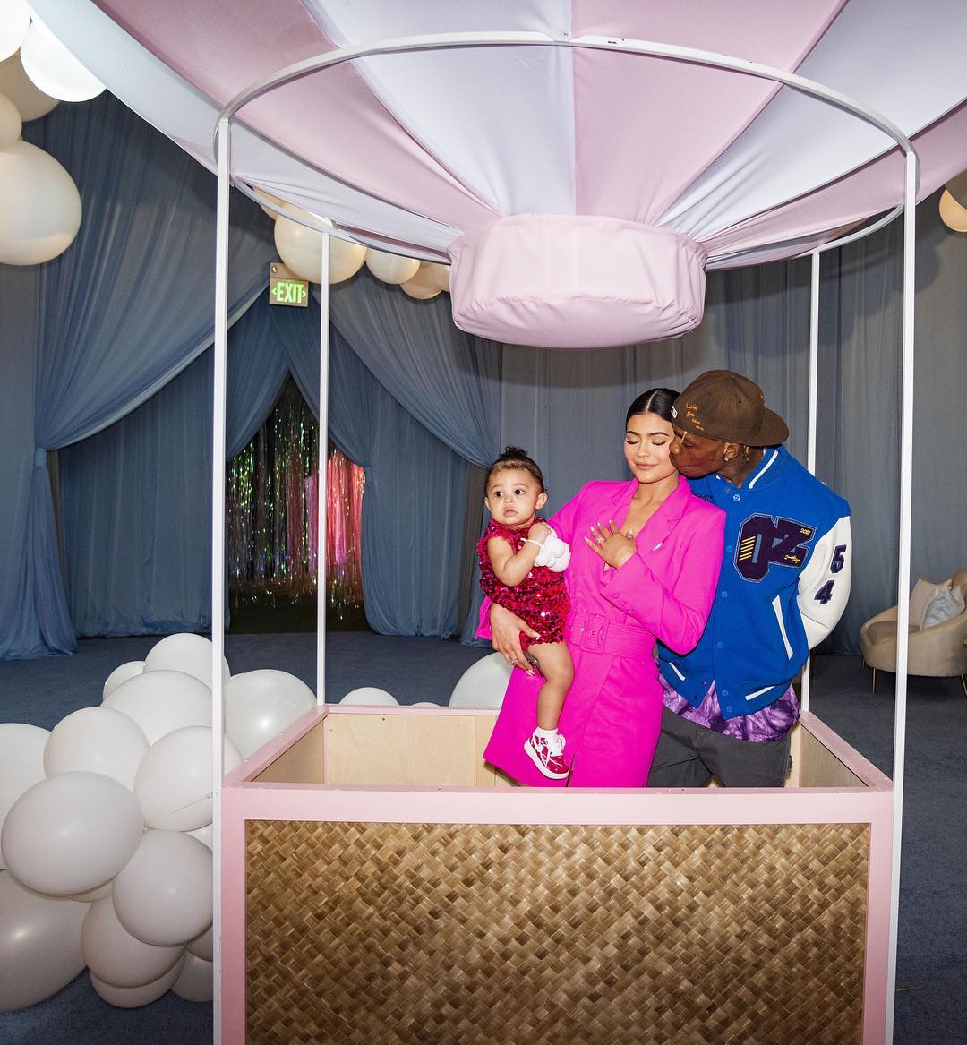 kylie-jenner-travis-scott-aniversario-stormi kylie-jenner-travis-scott-aniversario-stormi