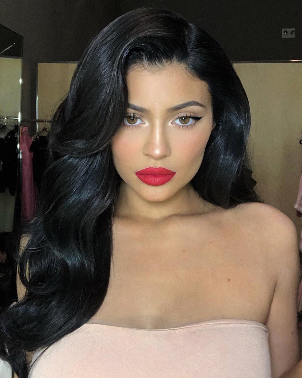 Kylie Jenner nega que fez plásticas e explica mudanças em seu rosto