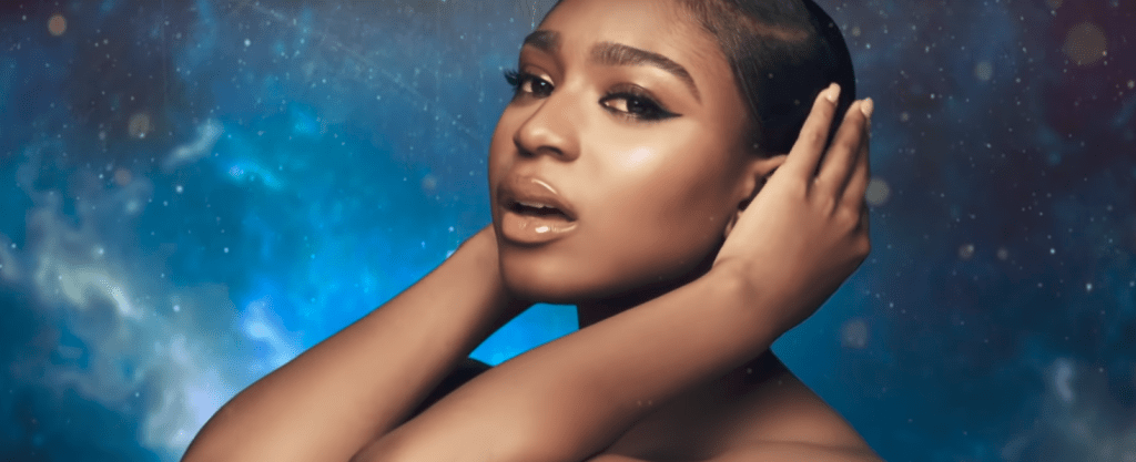 Normani é uma musa espacial no clipe de Waves