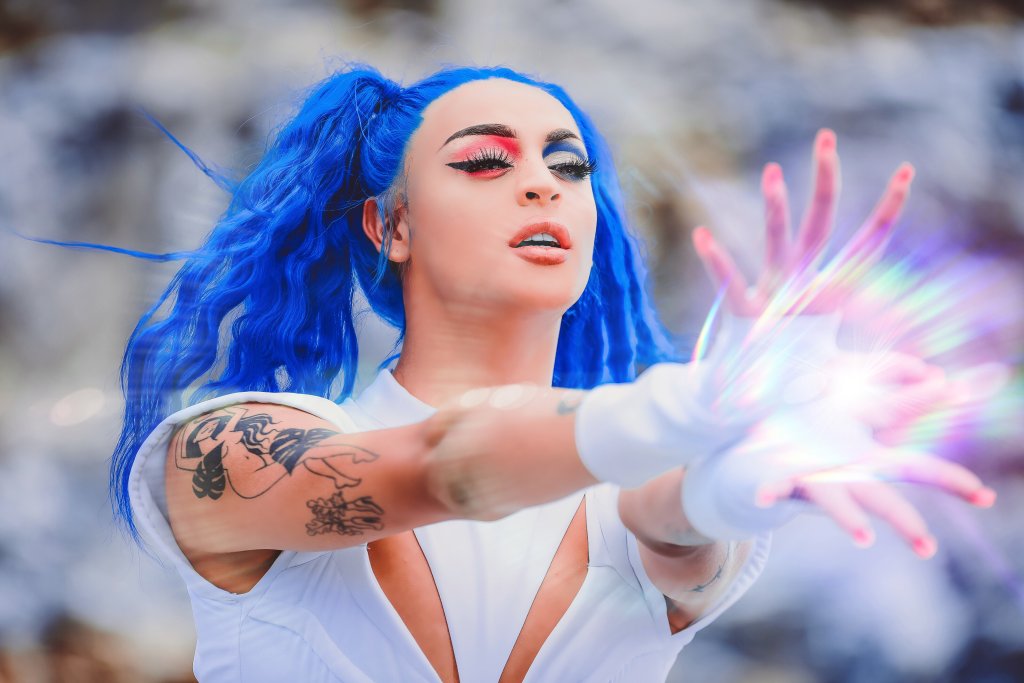 De outro mundo! Pabllo Vittar domina o espaço no clipe de Buzina
