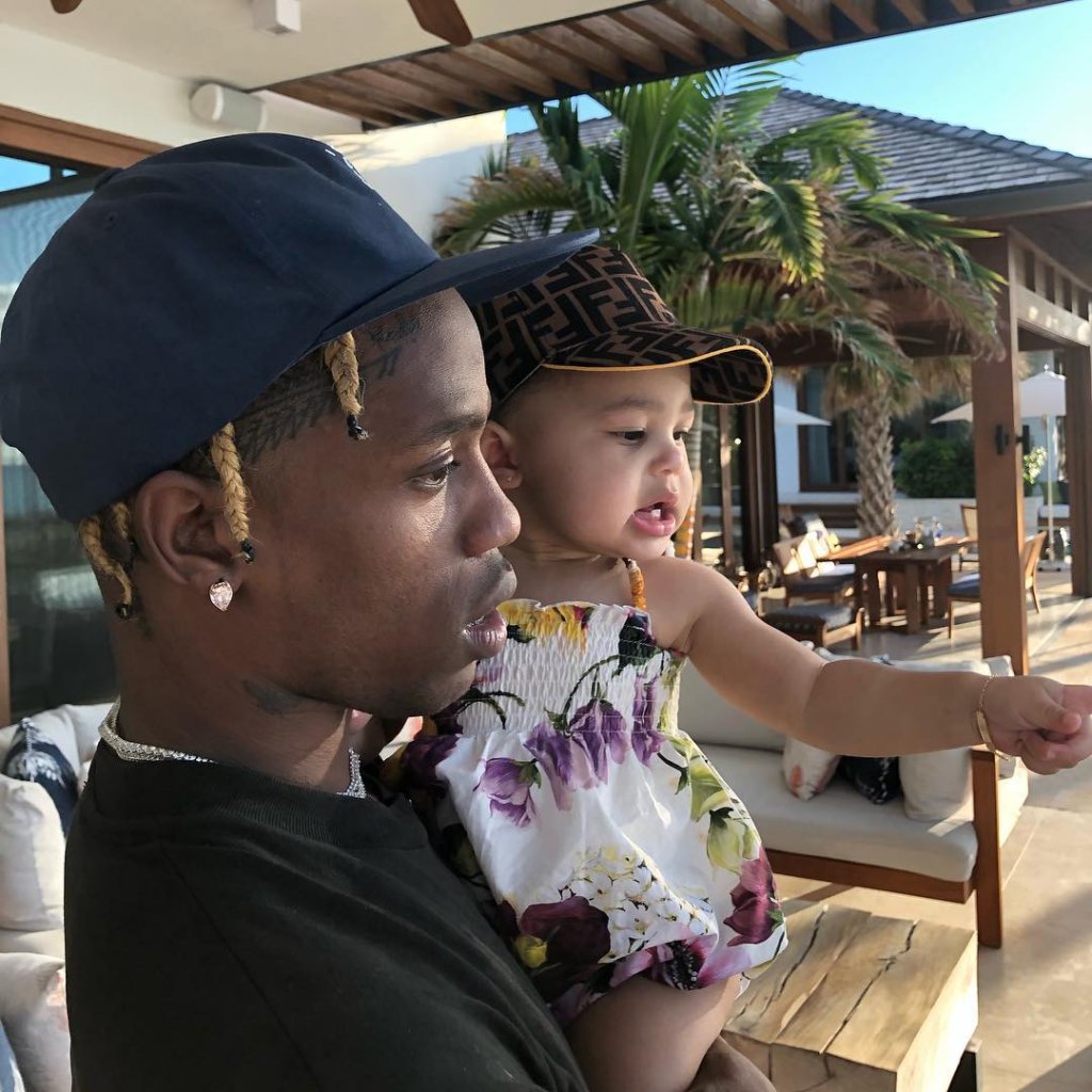 A reação de Stormi ao ver o pai, Travis Scott, no Super Bowl é muito fofa