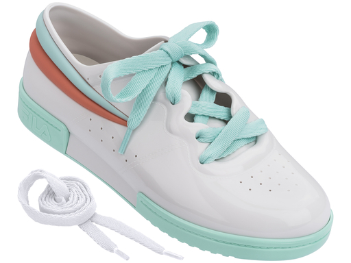 Sneaker branco com detalhes em verde Melissa / FILA (R$ 220*).