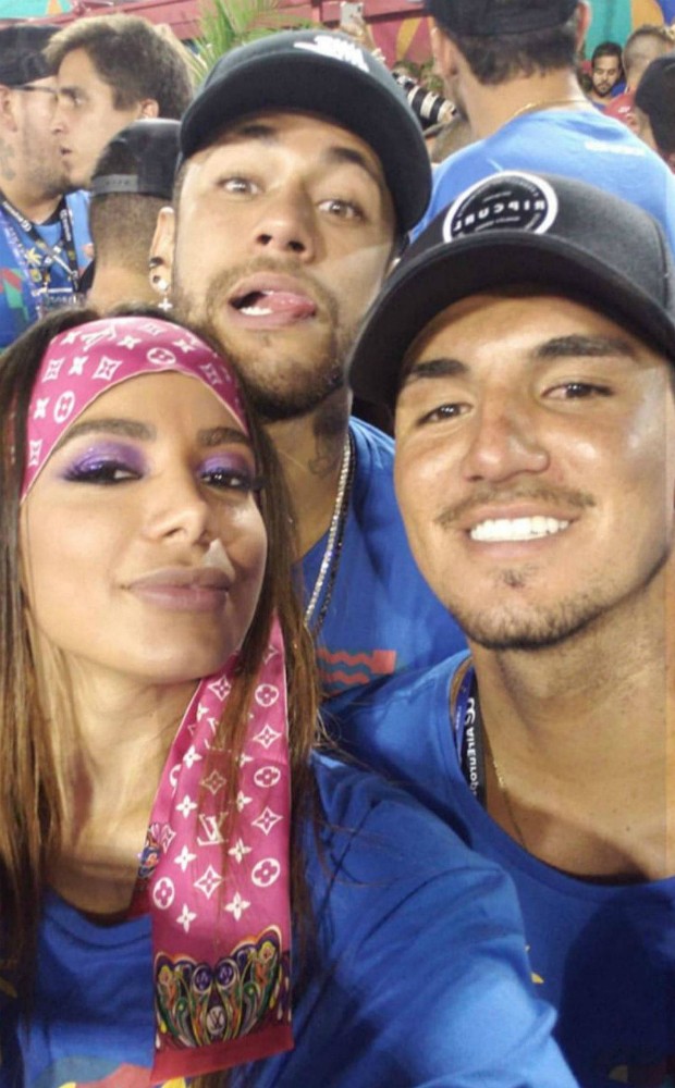 Anitta é flagrada de mãos dadas com Medina e Neymar comenta: “eu shippo”