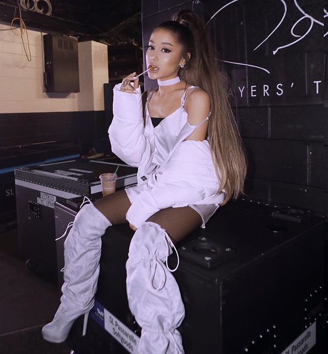 Ariana Grande apresenta música inédita durante Sweetener Tour