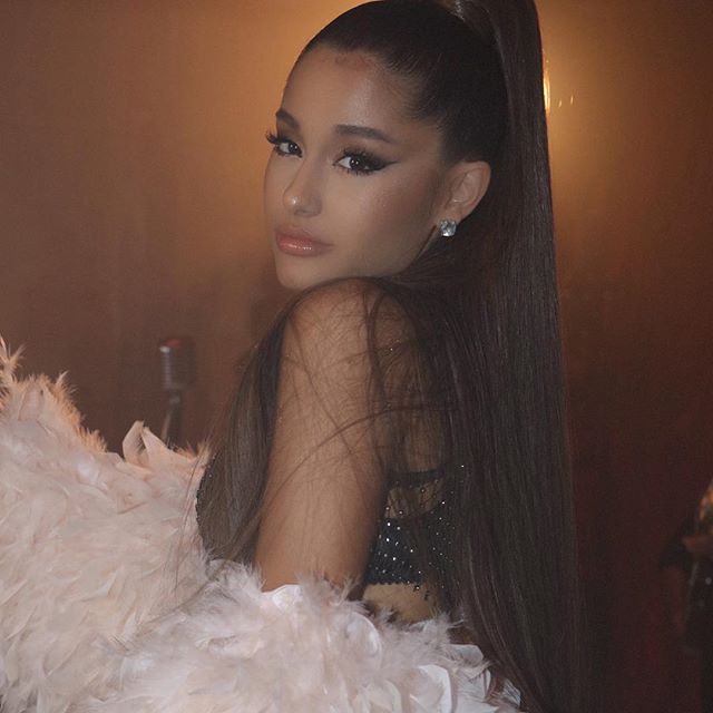 Ariana Grande altera tatuagem que fez enquanto estava com Pete Davidson