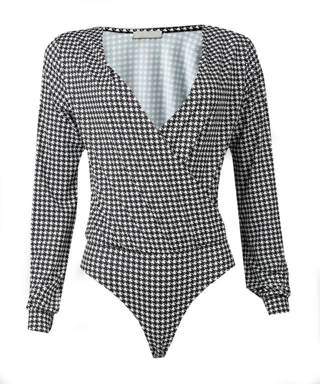 Body preto e branco (R$ 89,99*). Body preto e branco (R$ 89,99*).