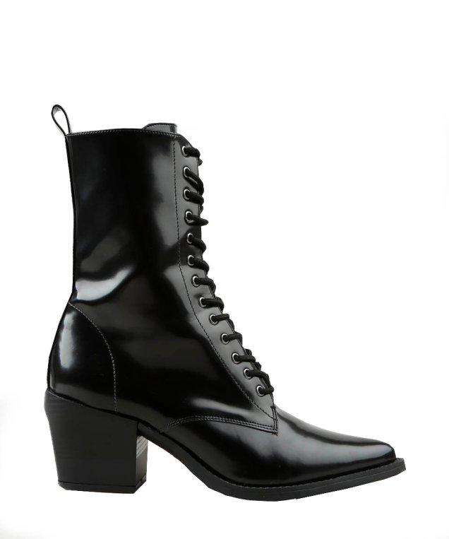Bota preta (R$ 199,99*). Bota preta (R$ 199,99*).