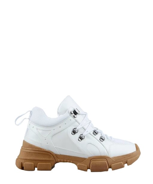 Tênis chunky branco (R$ 199,99*).