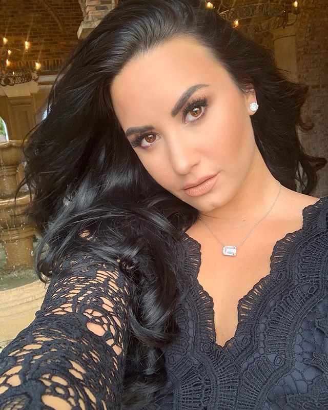 Demi Lovato dá aula a jornalista que fez matéria sobre seu peso