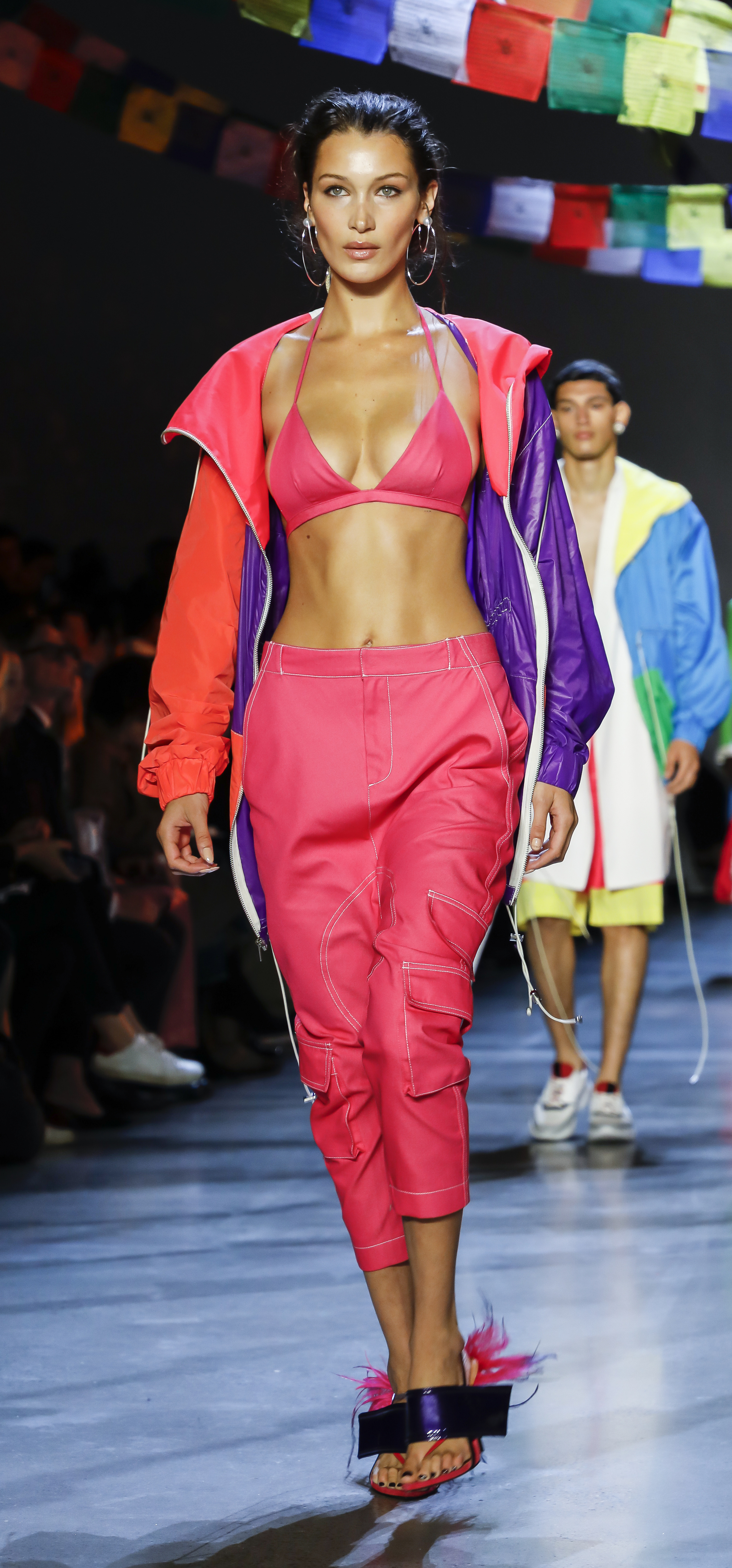 Bella Hadid walks runway for the Prabal Gurung Spring/Summer Bella Hadid desfilando para Prabal Gurung