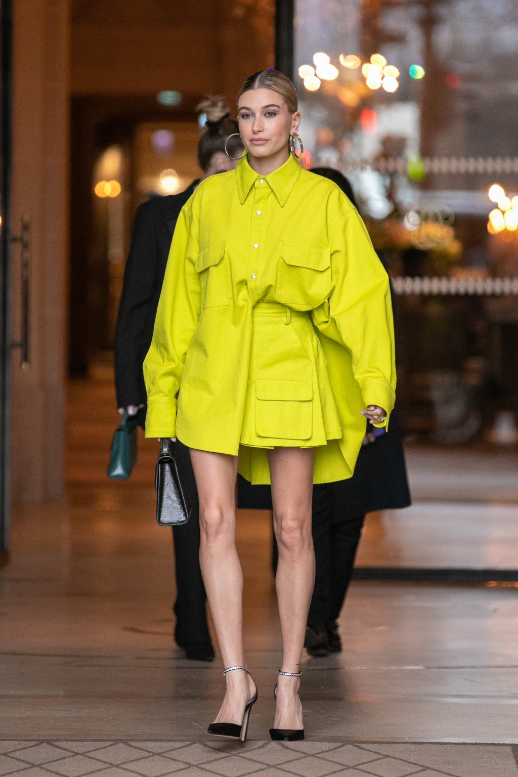 Look do Dia: Hailey Bieber ficou maravilhosa de amarelo bem PÁH