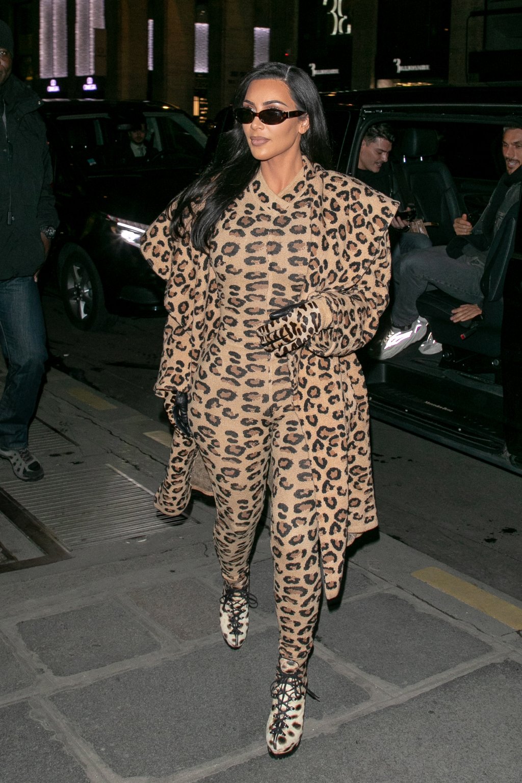 Look do Dia: Kim Kardashian ousou de animal print da cabeça aos pés