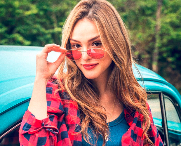 Que mudança! Isabelle Drummond está bem mais loira e de franja curta!