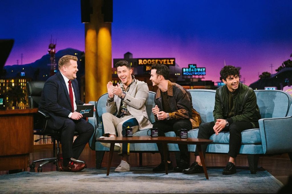 A primeira noite dos Jonas Brothers no James Corden foi pura nostalgia