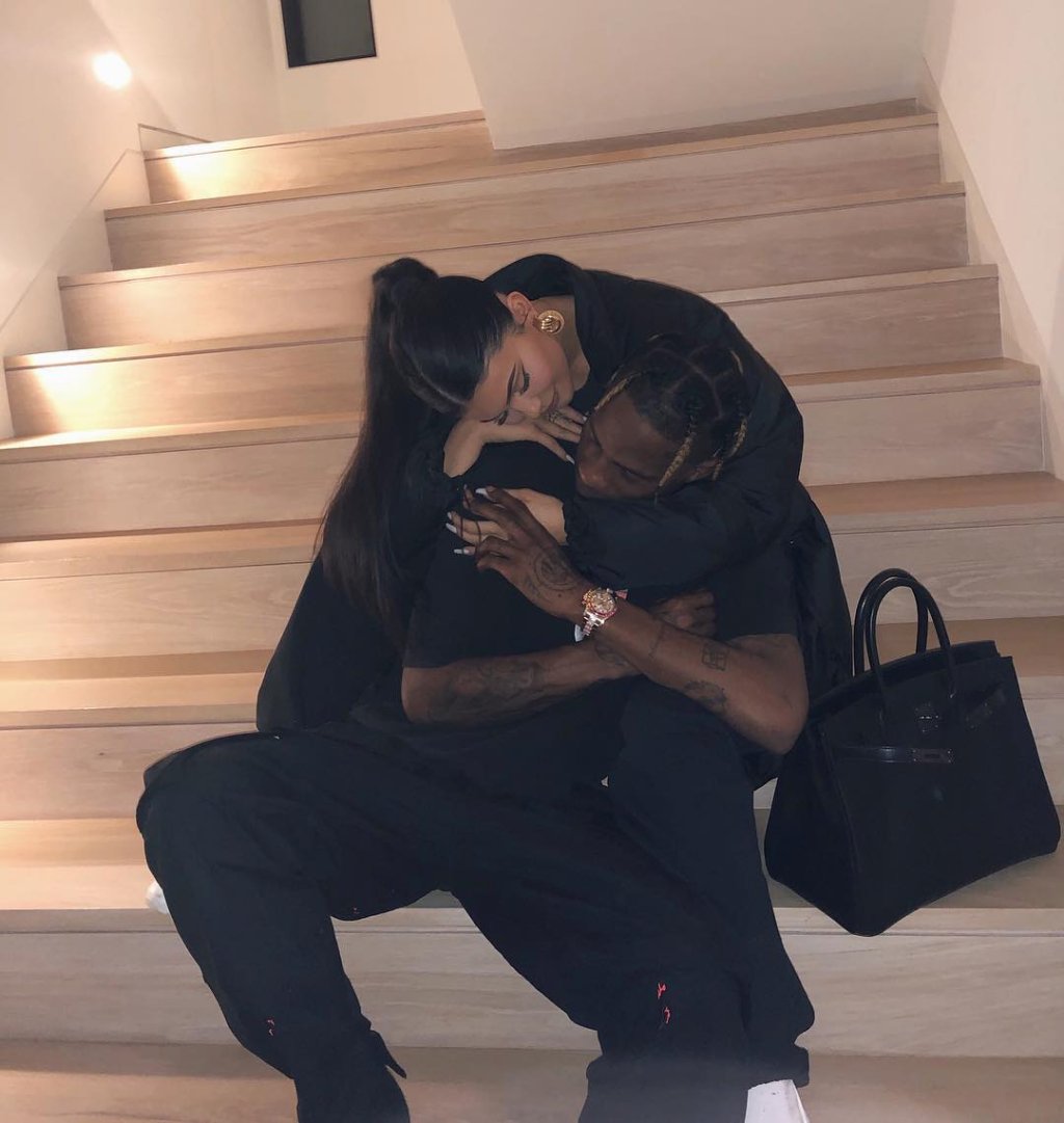 Apesar dos rumores, Kylie Jenner não vai terminar com Travis Scott