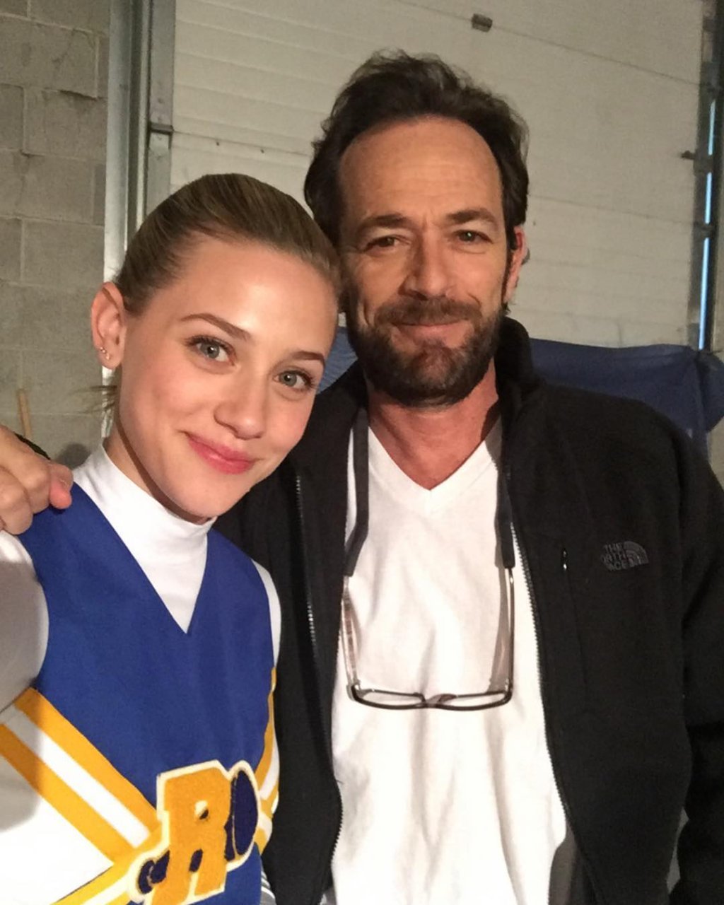 Lili Reinhart escreve poema emocionante em homenagem a Luke Perry