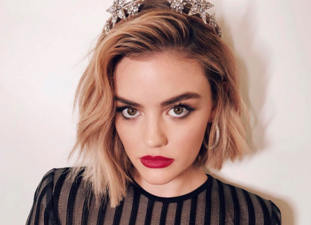 lucy-hale-cabelo-chanel-loiro-batom-vermelho