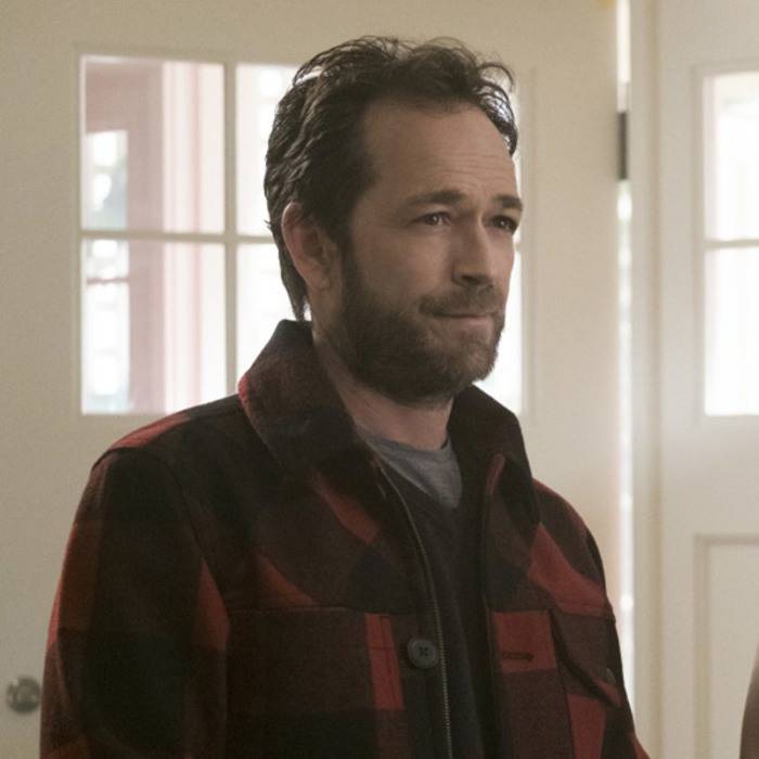 Riverdale homenageia Luke Perry em episódio lançado após sua morte