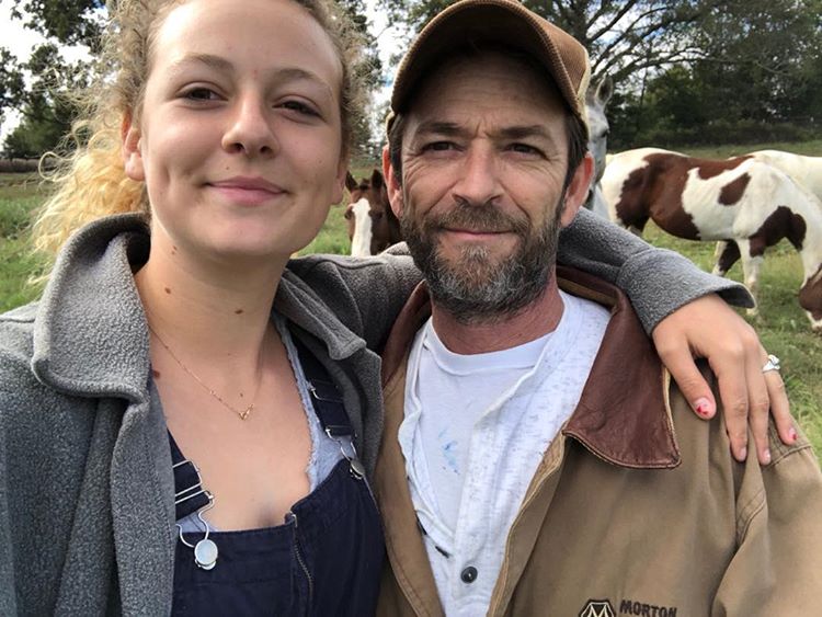 Filha de Luke Perry faz desabafo após críticas sobre seu processo de luto