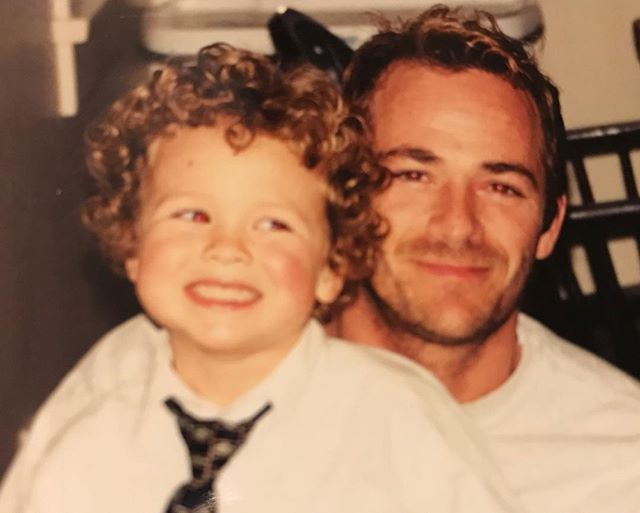 Que triste! Filho de Luke Perry fala sobre morte do pai: “coração partido”