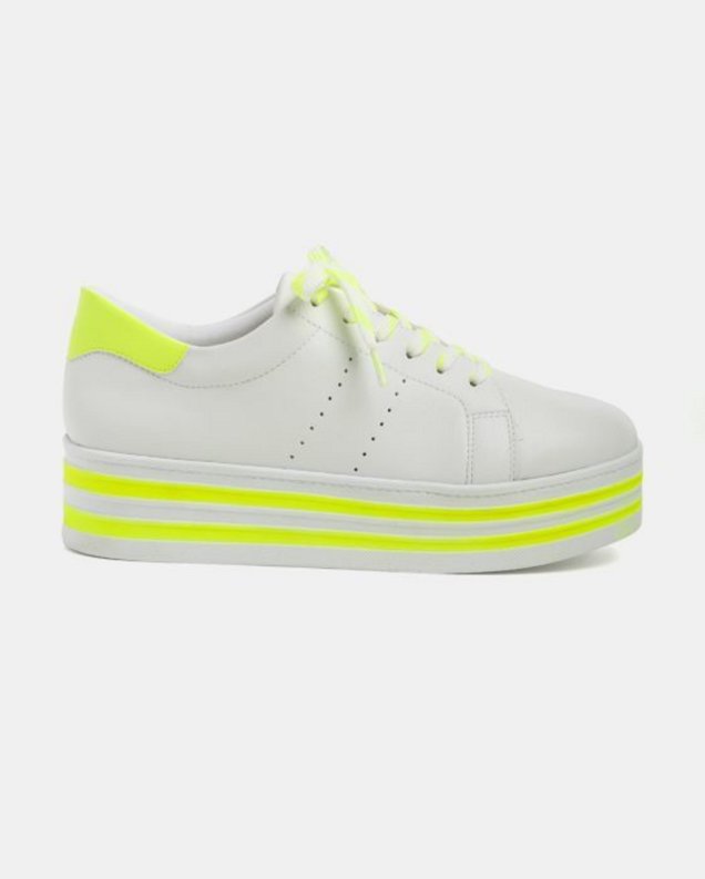 Tênis flatform branco com verde néon da Riachuelo (R$ 129,90*). Tênis flatform branco com verde néon da Riachuelo (R$ 129,90*).