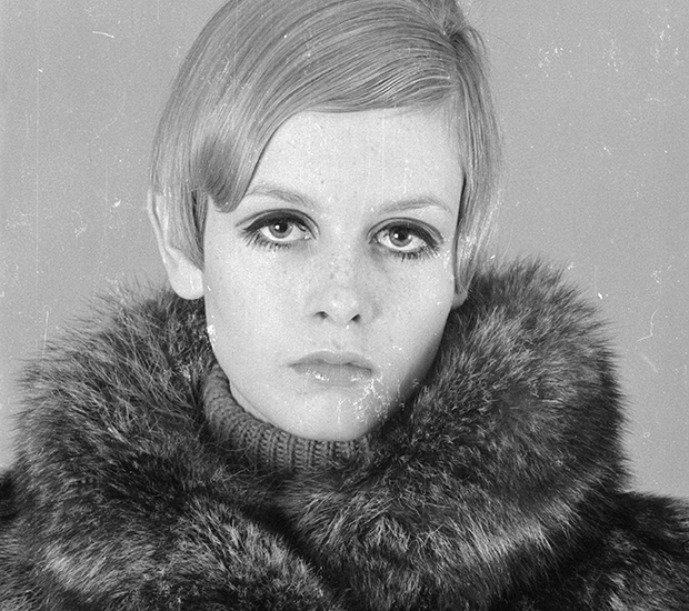 Twiggy-delineado-olhos Twiggy com expressão séria e usando roupa com pelinhos.