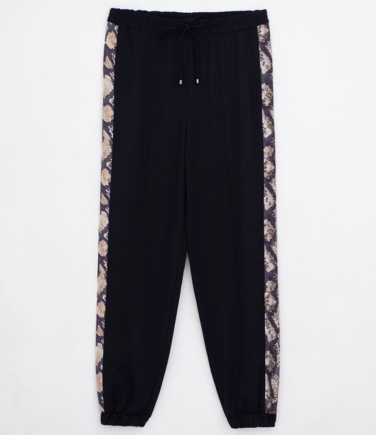 Calça Renner com detalhe lateral (R$ 159,90*). Calça Renner com detalhe lateral (R$ 159,90*).