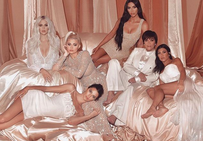 Você consegue ver os erros de photoshop desta foto das Kardashian-Jenners?