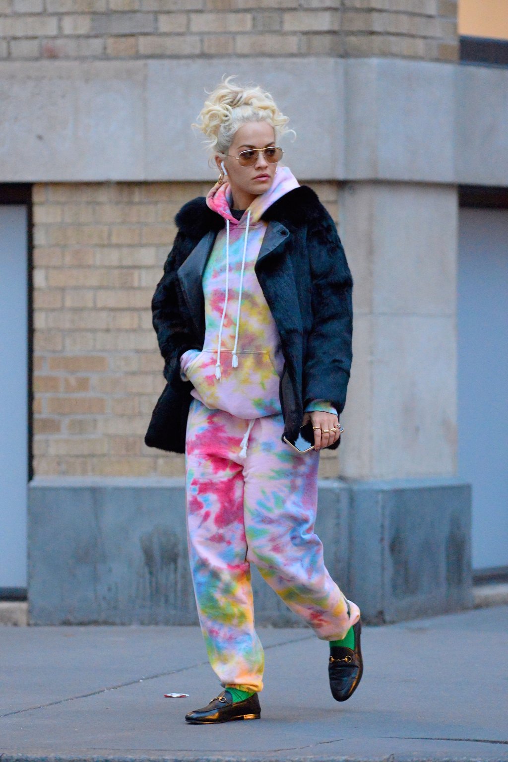 Look do Dia: o conjuntinho de moletom tie dye da Rita Ora é puro conforto