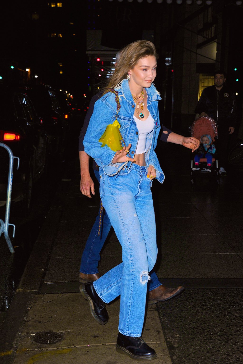 Gigi Hadid usou jeans customizado em seu aniversário de 24 anos