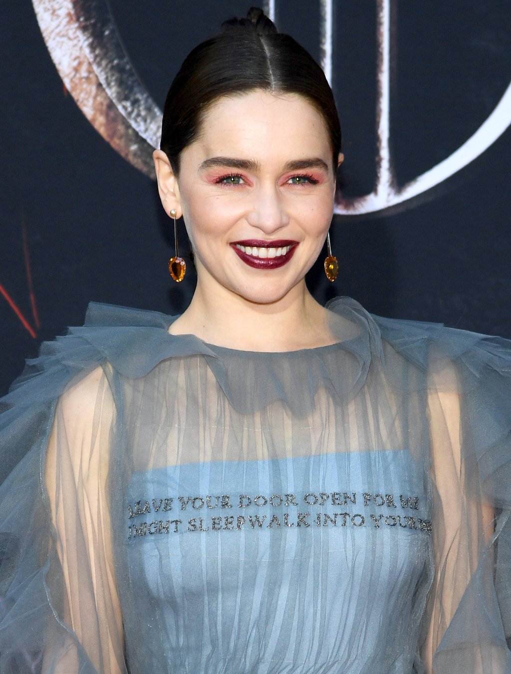 Emilia Clarke desabafa sobre autoestima na época de cirurgia no cérebro