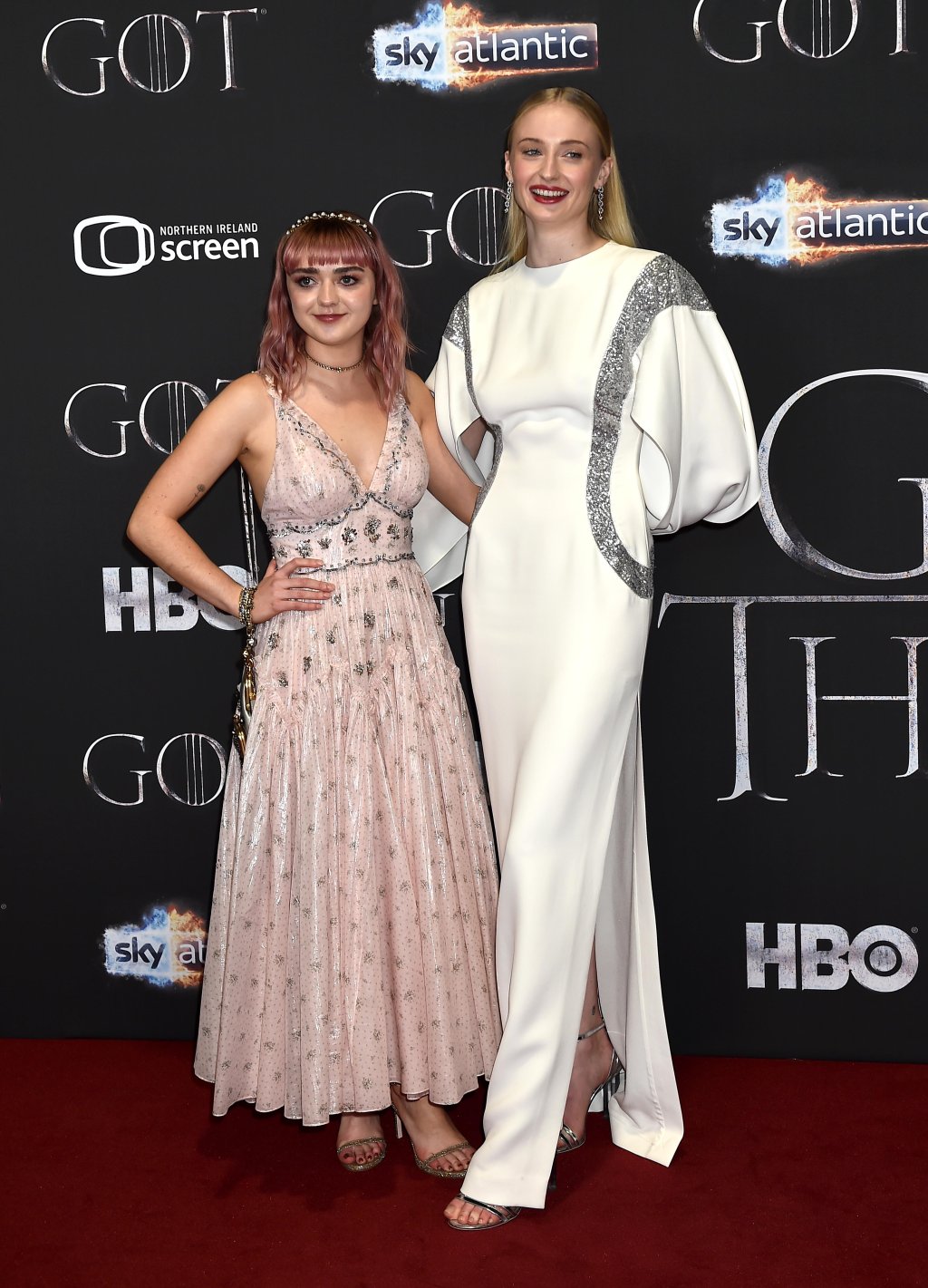 maisie-williams-sophie-turner-premiere-game-of-thrones