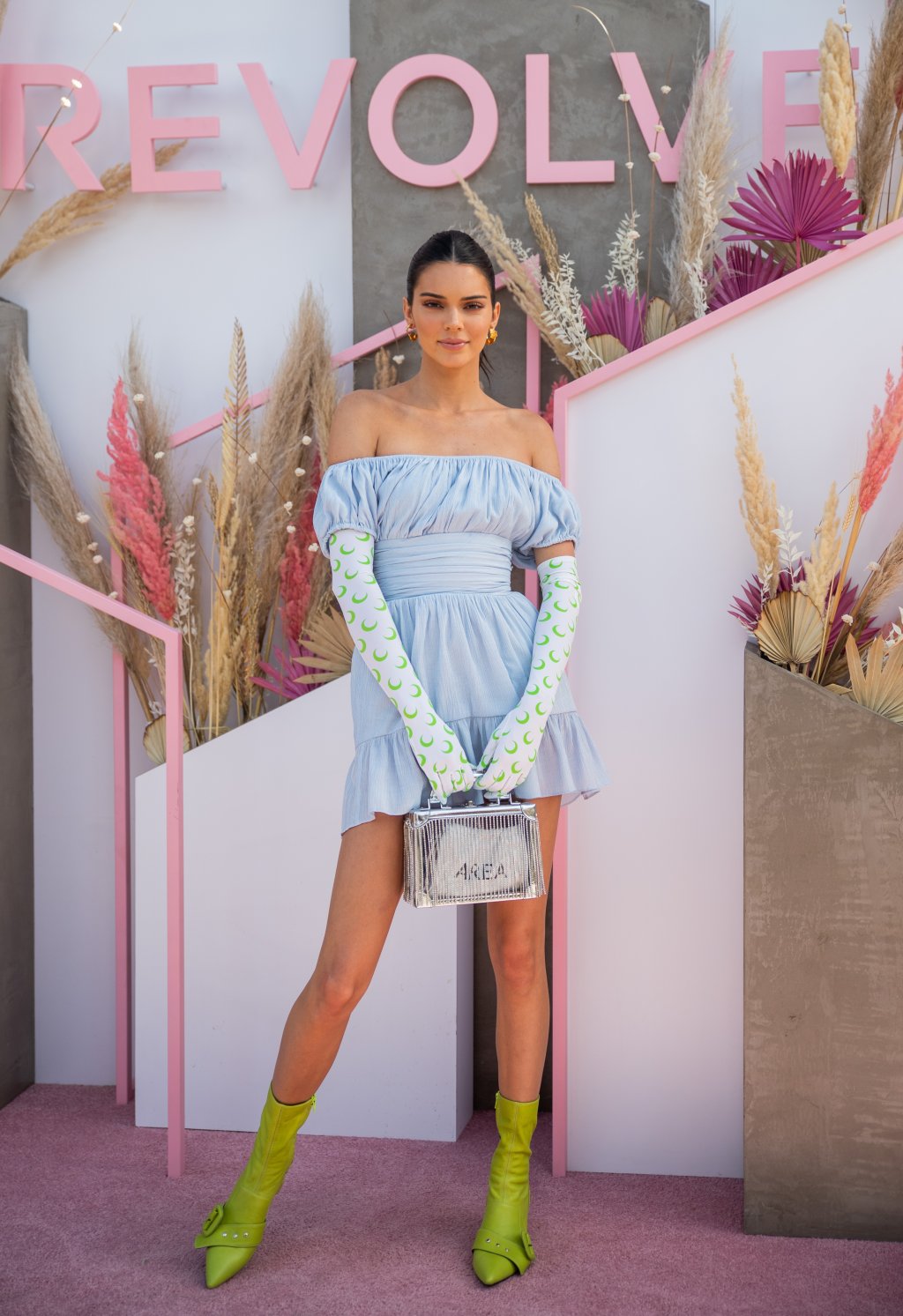 Look festa com tênis branco: Kendall Jenner arrasou nessa combinação!