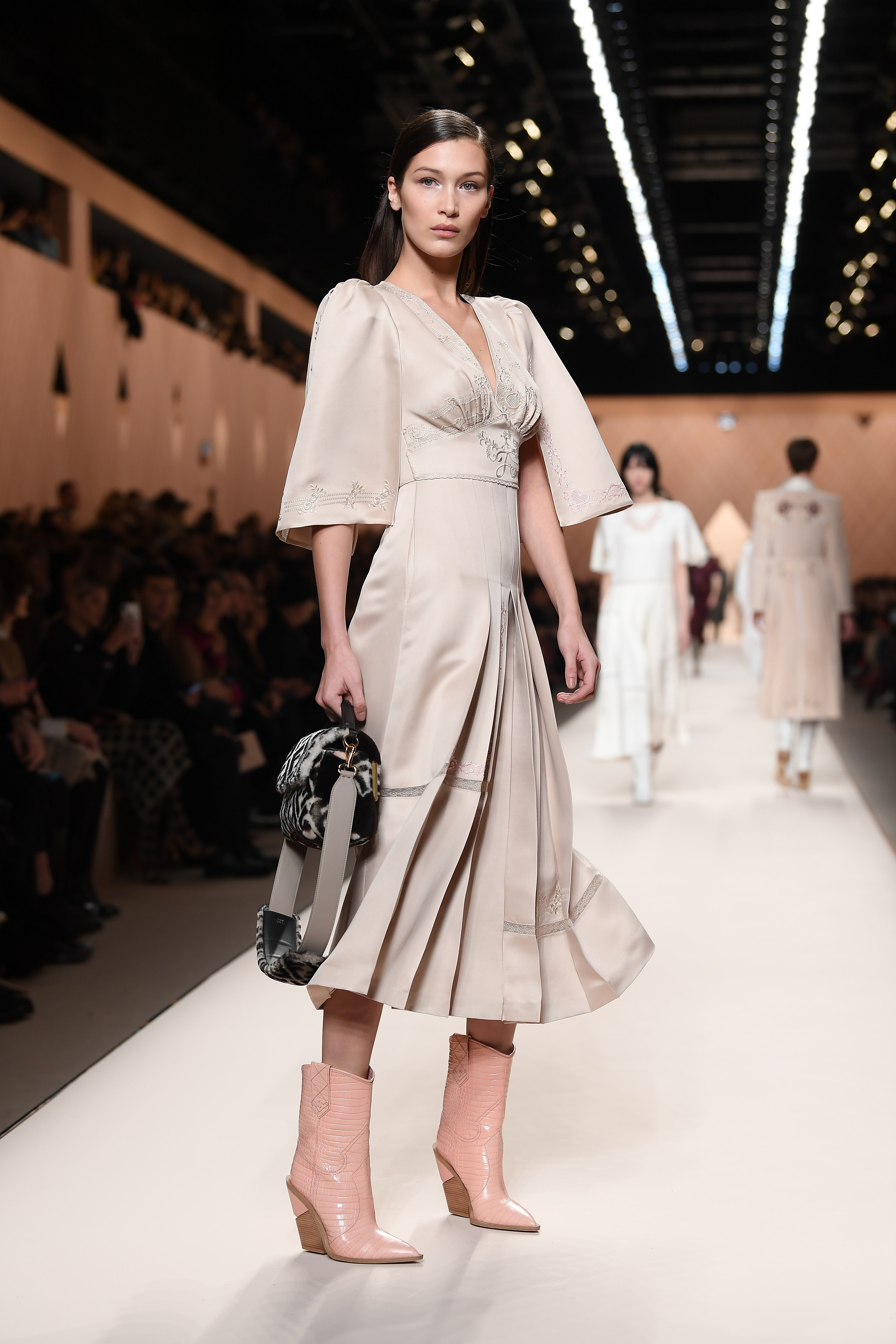 bella-hadid-desfile-fendi-bota-country