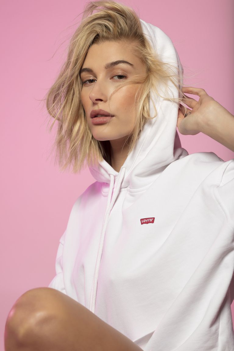 Hailey Bieber é o novo rosto da Levi’s – e está linda na campanha!