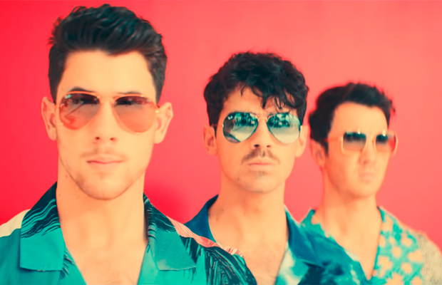 Os Jonas Brothers provam que continuam legais demais no clipe de ‘Cool’