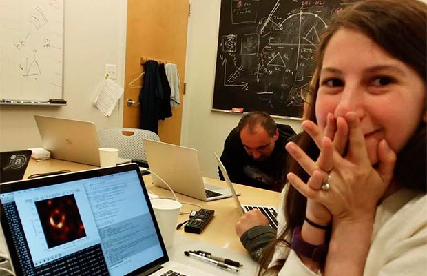 Katie Bouman: quem é a cientista por trás da 1ª imagem de um buraco negro?