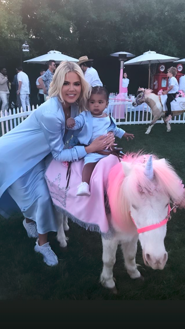 True, filha de Khloe Kardashian, fez 1 ano e ganhou uma festa de unicórnio
