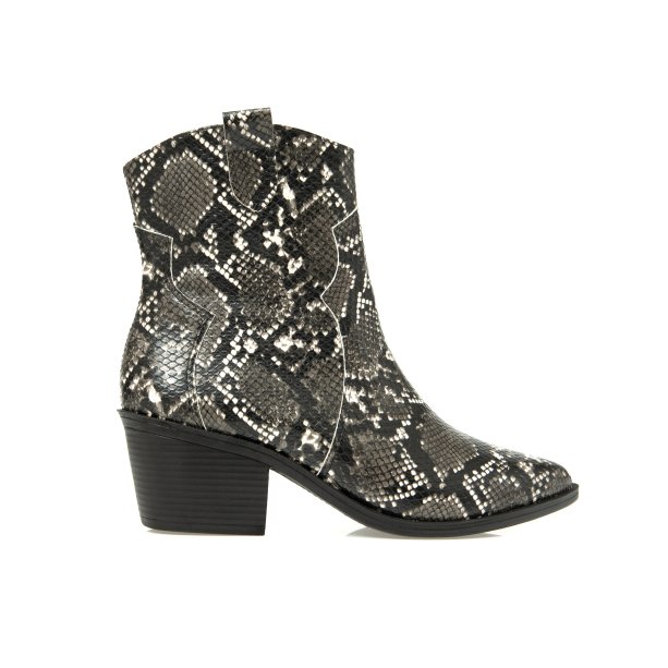 Bota western Marisa (R$ 159,95*). Bota western Marisa (R$ 159,95*).