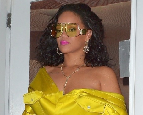 PÁH! Rihanna arrasa com look todo amarelo néon